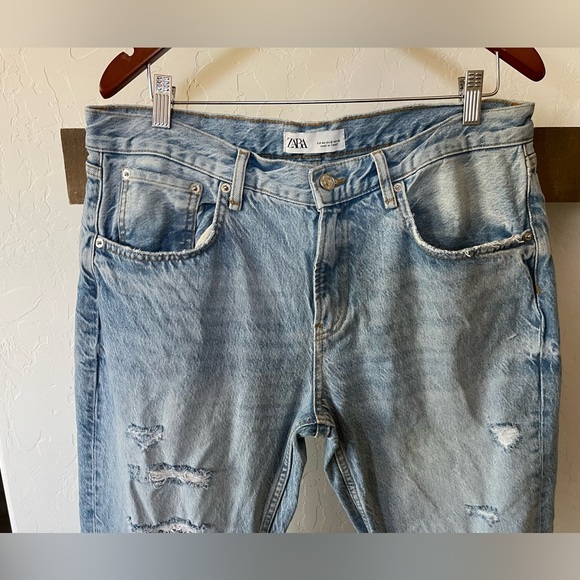 Zara|Women’s distressed light wash jeans in high rise, size 12,Closet staple🫶🏻 - Picture 3 of 11